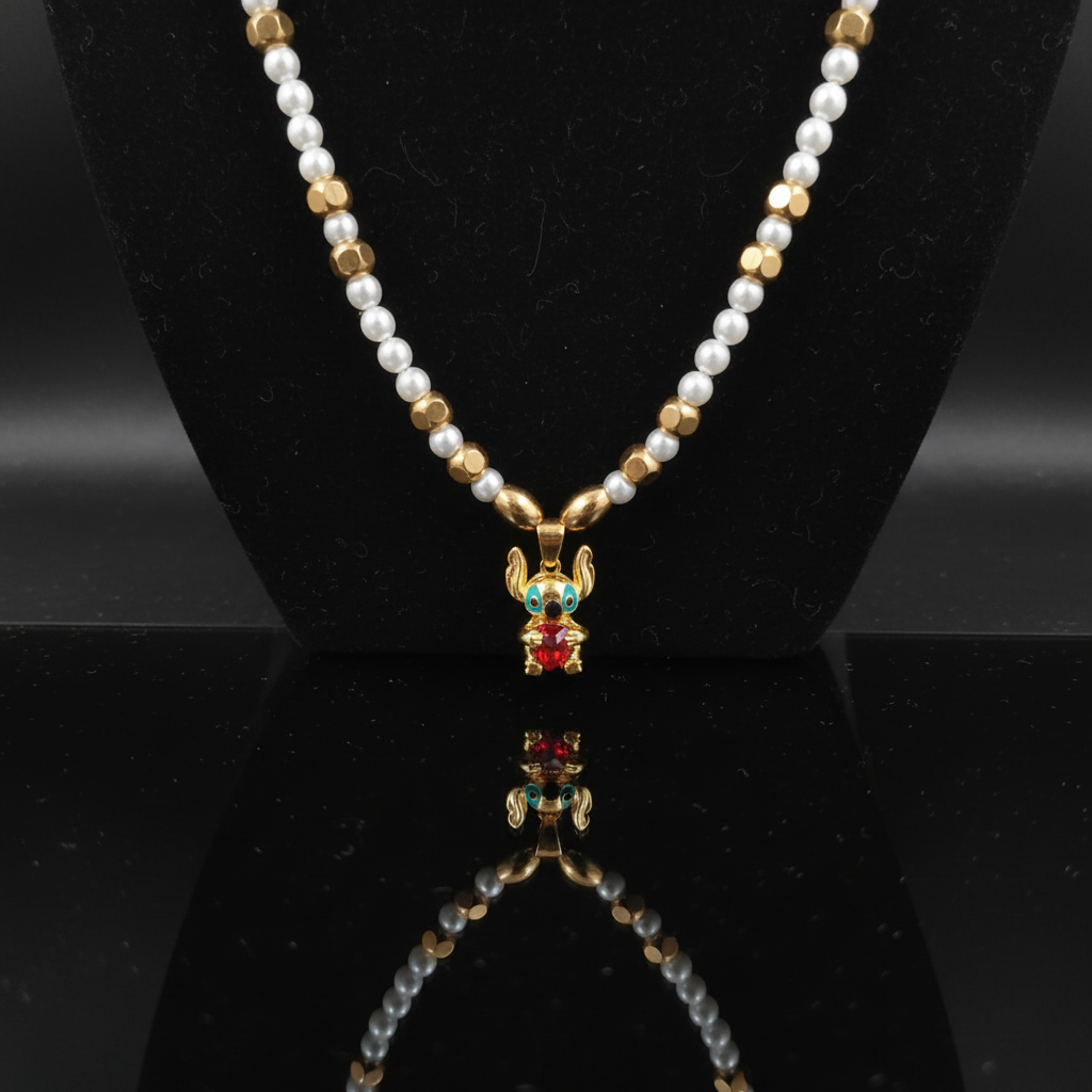 Collana con Perle Bianche e Pendente Dorato con Cristallo Rosso – Design Fantasy e Glamour