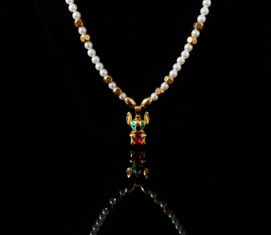 Collana con Perle Bianche e Pendente Dorato con Cristallo Rosso – Design Fantasy e Glamour