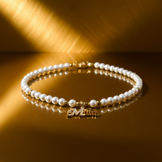 Collana “Mum” con Perle e Ciondolo in Oro – Eleganza e Amore per la Mamma