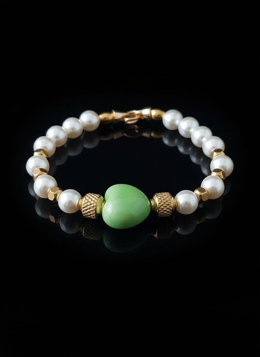 Bracciale Perle Elegance con Cuore Verde e Dettagli Dorati