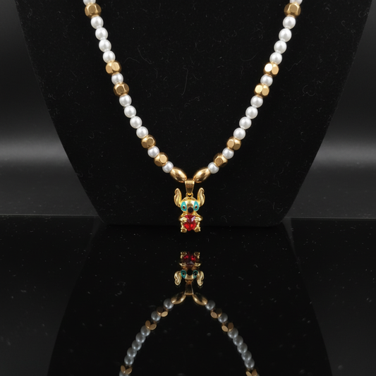 Collana con Perle Bianche e Pendente Dorato con Cristallo Rosso – Design Fantasy e Glamour