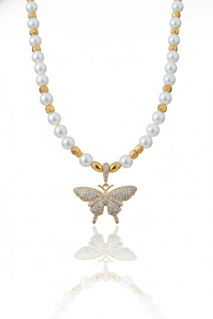 Collana Perle Dorate con Pendente Farfalla in Cristalli – Gioiello Elegante Donna
