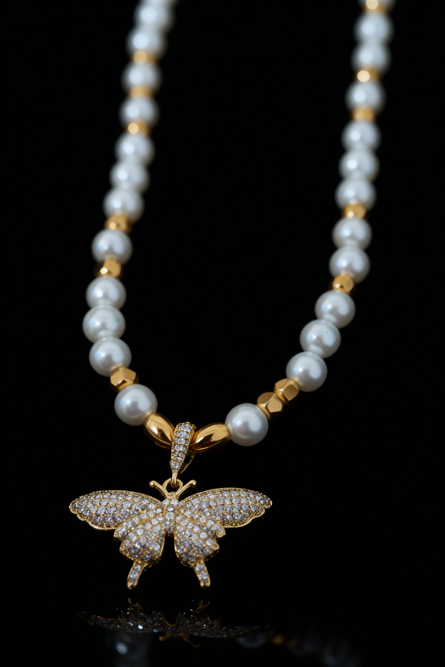 Collana Perle Dorate con Pendente Farfalla in Cristalli – Gioiello Elegante Donna