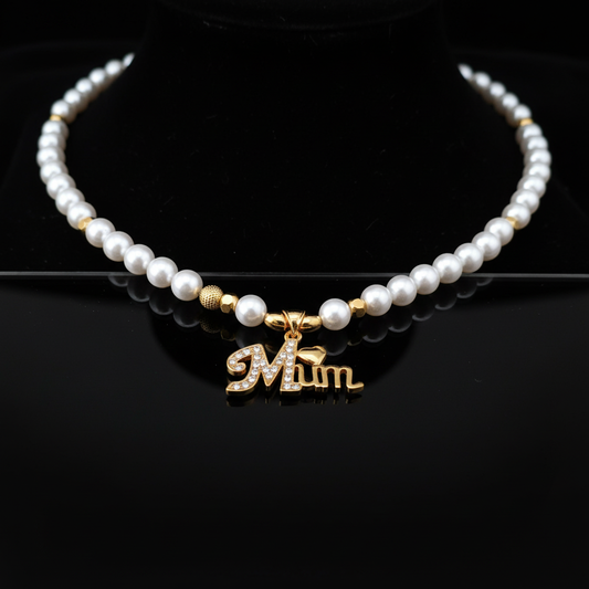 Collana “Mum” con Perle e Ciondolo in Oro – Eleganza e Amore per la Mamma
