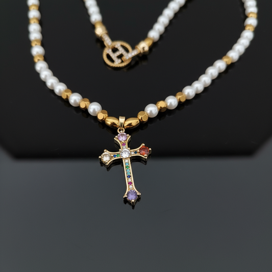 Collana con Croce Multicolore in Oro e Perle – Eleganza Sacra con Dettagli Preziosi